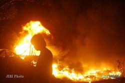 KEBAKARAN GUDANG BAN: Api Sulit Dikendalikan, Water Cannon Polresta Ikut Dikerahkan