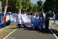 PROTES GURU DIPINDAH, Puluhan Siswa Datangi Disdikpora Karanganyar