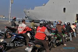 ARUS BALIK: 1.486 Pemudik Bermotor Diangkut Kapal Perang Ke Jakarta