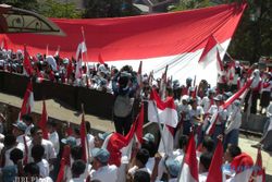 AKSI PENGIBARAN BENDERA MERAH PUTIH