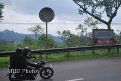 JALAN RUSAK KARANGANYAR : Jalan Alternatif Solo-Tawangmangu Rusak
