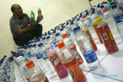 Polisi Sita Ratusan Botol Miras di Warung Jamu Kestalan Solo