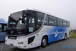 IIMS: Hino Perkenalkan Bus Hybrid dan Truk Berbahan Bakar Gas