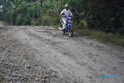 Jalan Rusak Tak Kunjung Diperbaiki, Warga Sibolong Iuran Nambal