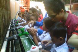 GERAKAN CUCI TANGAN: AAK Nasional Ajarkan Cuci Tangan yang Benar