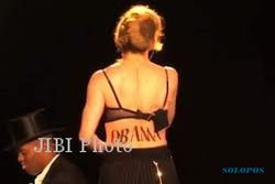 Demi Obama, Madonna Tanggalkan Baju
