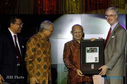 Emil Salim Terima Penghargaan WWF