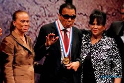 Muhammad Ali Terima Liberty Medal