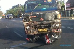 Tertabrak Angkutan Umum, Buruh Pabrik Plastik Patah Kaki