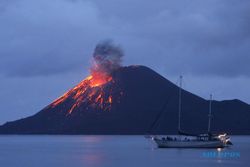 GUNUNG MELETUS: Anak Krakatau Meletus