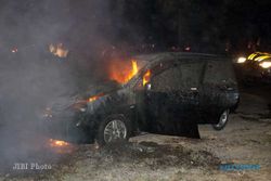 KECELAKAAN XENIA : Waspadalah Perjalanan Malam Hari! Daihatsu Xenia Ini Hangus Terbakar