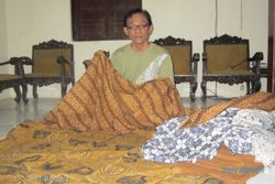   R Wiyono, Nguri-uri Budaya Jawa Melalui Batik Tulis...