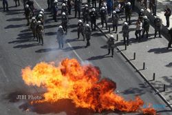 Krisis Eropa: Mogok Nasional, Demonstran Yunani Bentrok dengan Polisi
