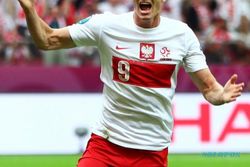INGGRIS VS POLANDIA: Lewandowski Siap Kalahkan Hart  