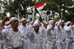 AHOK GUBERNUR DKI : Demo Tolak Ahok, Massa FPI Lempari Polisi dengan Batu