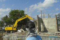 JALAN TOL SOLO-KERTOSONO: Alat Berat Bongkar Rumah Warga Jetak