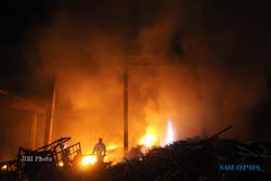 KEBAKARAN SURABAYA : Mesin Oven di Bengkel Korsleting, 3 Mobil Terbakar
