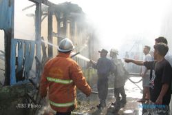 KEBAKARAN 3 RUMAH DI SOLO: 7 Unit Damkar Dikerahkan, Jl Veteran Macet