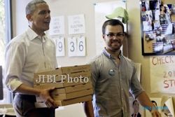 Pilpres AS: Rehat Kampanye, Obama Antar Pizza untuk Relawan