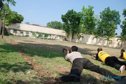 Tingkatkan Ketrampilan, Anggota Polres Sukoharjo Berlatih Menembak
