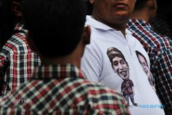 PILGUB JABAR: Jokowi Sumbang Kemeja Kotak-Kotak ke Paten