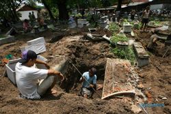 BONGKAR MAKAM