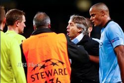 Ditahan Ajax, Mancini Kecam Wasit