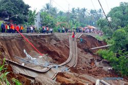 Waduh, Jalur Rel Kereta di Purwokerto Tergerus Banjir!