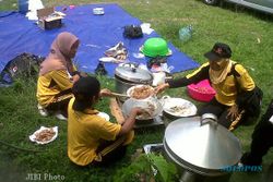  RELAWAN BERLATIH MEMBUAT MAKANAN