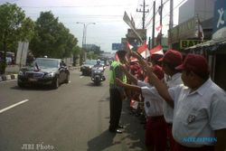  Ratusan Siswa SD Sambut Wapres di Jalan Adisutjipto
