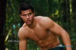 BREAKING DAWN PART 2: Taylor Lautner Menikmati Tiap Momen
