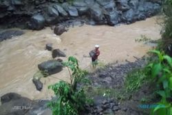 Air Sungai Gandul Pasang, Warga Cium Bau Belerang