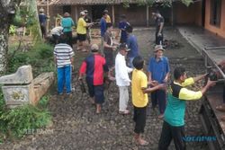   PUTING BELIUNG: Warga Jatiroto Gotong Royong Perbaiki Rumah