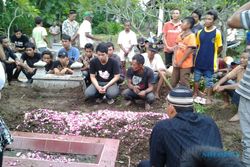 PEMBUNUHAN SADIS KARANGPANDAN: Isak Tangis Keluarga Iringi Pemakaman Ari Munadi