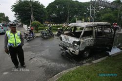 Mobil Tua Ludes Terbakar, 8 Penumpang Nyaris Celaka