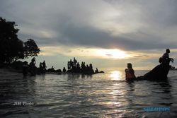 CUACA BURUK : Gelombang Tinggi Tahan Wisatawan di Pulau Karimunjawa