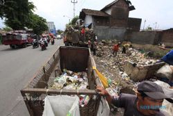 MEMASUKKAN SAMPAH