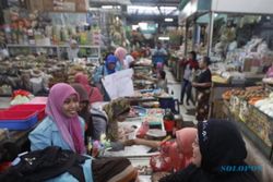 PERINGATAN HARI IBU: Mahasiswa Cium Tangan Pedagang Pasar Gedhe