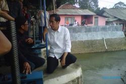 JELANG PERGANTIAN TAHUN: Jokowi Bagi Bingkisan