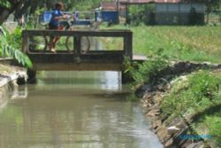 Antisipasi Banjir, DLH Ponorogo Bersihkan Saluran Air di 3 Lokasi