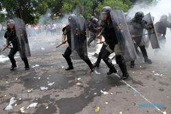 LATIHAN DALMAS POLRESTA SOLO: Mapolresta Diserbu, Demonstran Ditembaki