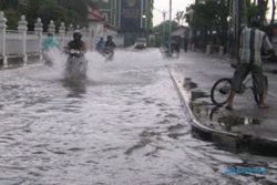   Hujan, Jl Lawu di Tawangmangu Sering Banjir
