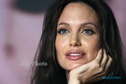 Angelina Jolie Berseteru dengan Ibu Brad Pitt