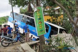 Hindari Mobil, Bus Nyungsep ke Jurang