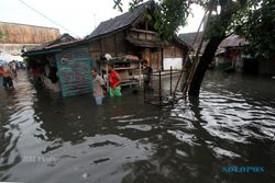 SOLO BANJIR: Air Mulai Surut, Warga Bersihkan Sisa Banjir