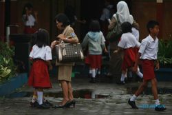 HARI PERTAMA SEKOLAH : Siswa SD Berangkat Subuh Demi Bangku Terdepan