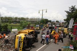 Truk Pengangkut Sampah Terguling, Jl Solo-Jogja Macet 3 km