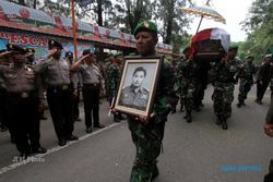 Tembakan Salvo Iringi Pemakaman Mantan Gubernur Jateng