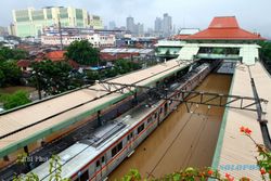 JAKARTA BANJIR: 2 Hari Banjir, 356 Perjalanan KA Dibatalkan