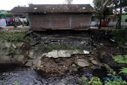 Talut Jebol Di Sangkrah, Rumah Warga Nyaris Ambles
